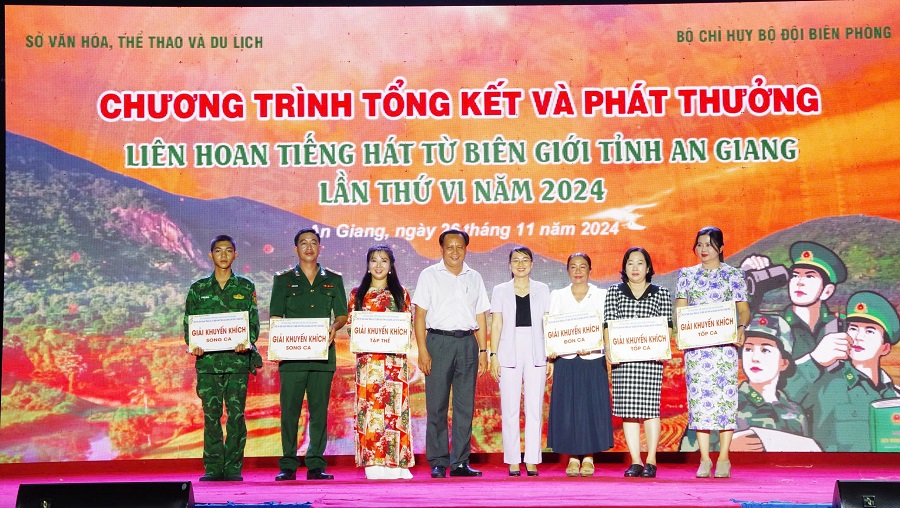 Ban Tổ chức trao cờ lưu niệm, giải thưởng cho các cá nhân, tập thể