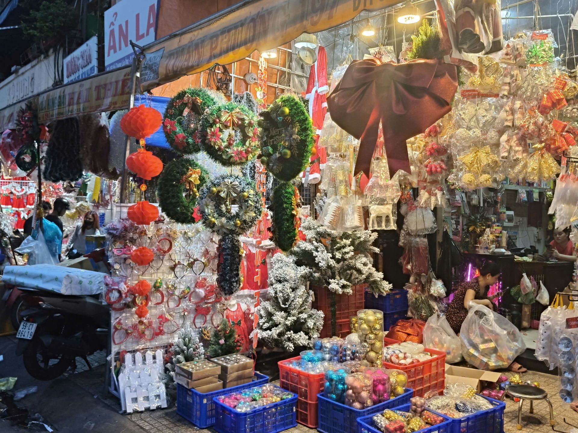 Thị trường đồ trang trí Noel tại TP. Hồ Chí Minh sôi động, giá cả tăng nhẹ