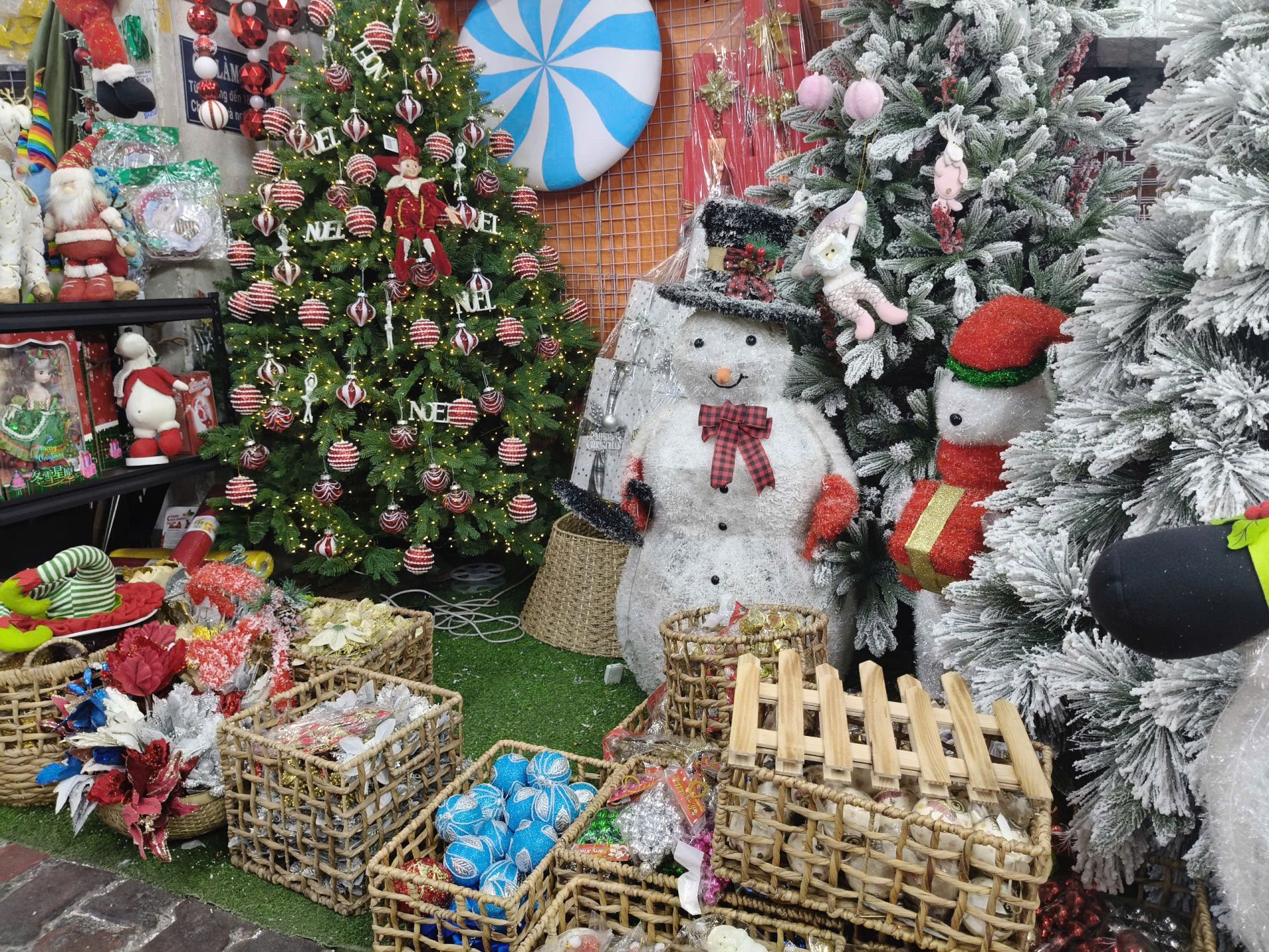 Người tuyết, ông già Noel, nai... được bày bán tại các cửa hàng