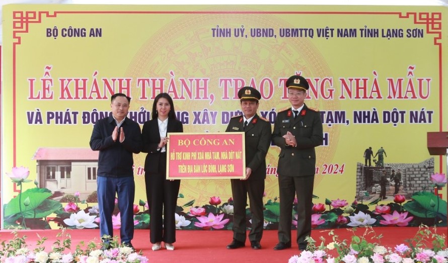 Lãnh đạo Văn phòng Bộ Công an trao biểu trưng hỗ trợ kinh phí xóa nhà tạm, nhà dột nát trên địa bàn huyện Lộc Bình, tỉnh Lạng Sơn