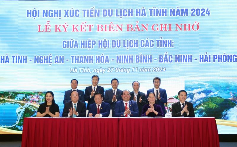 Đại diện các tỉnh Hà Tĩnh, Nghệ An, Thanh Hóa, Ninh Bình, Bắc Ninh, Hải Phòng ký kết biên bản ghi nhớ hợp tác phát triển du lịch.