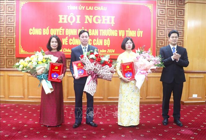 Phó Bí thư Thường trực Tỉnh ủy Lai Châu Vũ Mạnh Hà trao quyết định, tặng hoa chúc mừng các đồng chí được điều động, bổ nhiệm. Ảnh: TTXVN phát