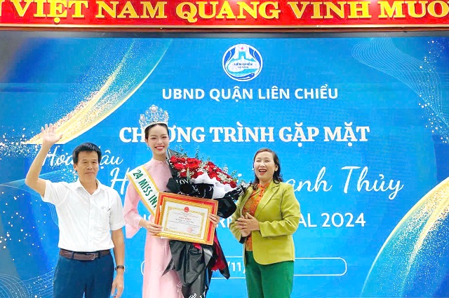 sau khi nhận được phần thưởng là 10 triệu đồng do UBND quận Liên Chiểu trao tặng vì thành tích đăng quang cuộc thi Hoa hậu Quốc tế 2024, cô đã nhường lại toàn bộ số tiền này cho những bà con khó khăn trên địa bàn quận.