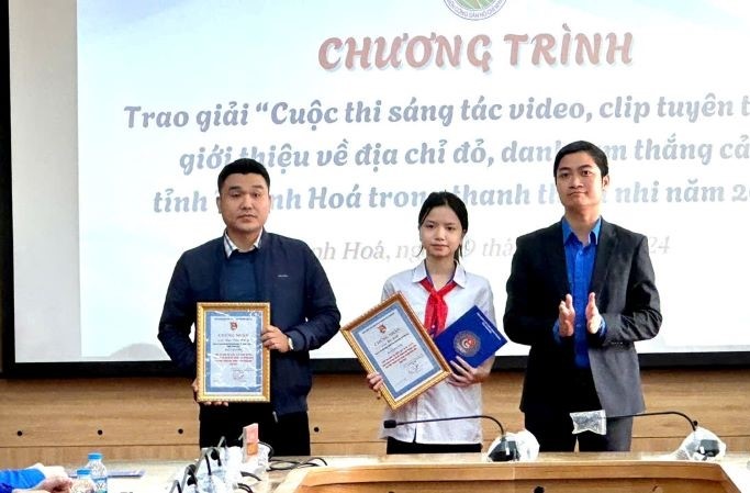 Phó Bí thư Tỉnh đoàn Đoàn Văn Trường trao phần thưởng cho các tác giả đoạt giải Nhì tại cuộc thi