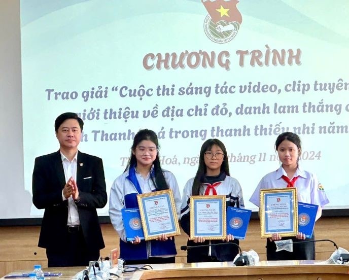 Phó Giám đốc Sở Văn hóa, Thể thao và Du lịch tỉnh Nguyễn Duy Tự trao phần thưởng cho các tác giả đoạt giải Ba tại cuộc thi