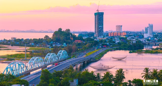 Liên Chiểu có lợi thế du lịch với bờ biển dài 26km cùng nhiều bãi tắm tự nhiên xanh , sạch, đẹp như: Vịnh Nam Ô, Xuân Thiều hay Bắc Ninh và bờ biển chạy vòng cung dọc theo tuyến đường Nguyễn Tất Thành đến UBND phường Hòa Hiệp Bắc.