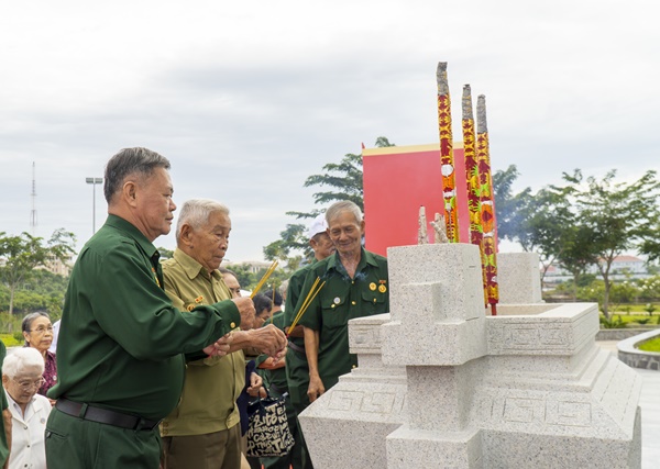 Các cựu chiến binh dâng hương tưởng nhớ đồng đội.