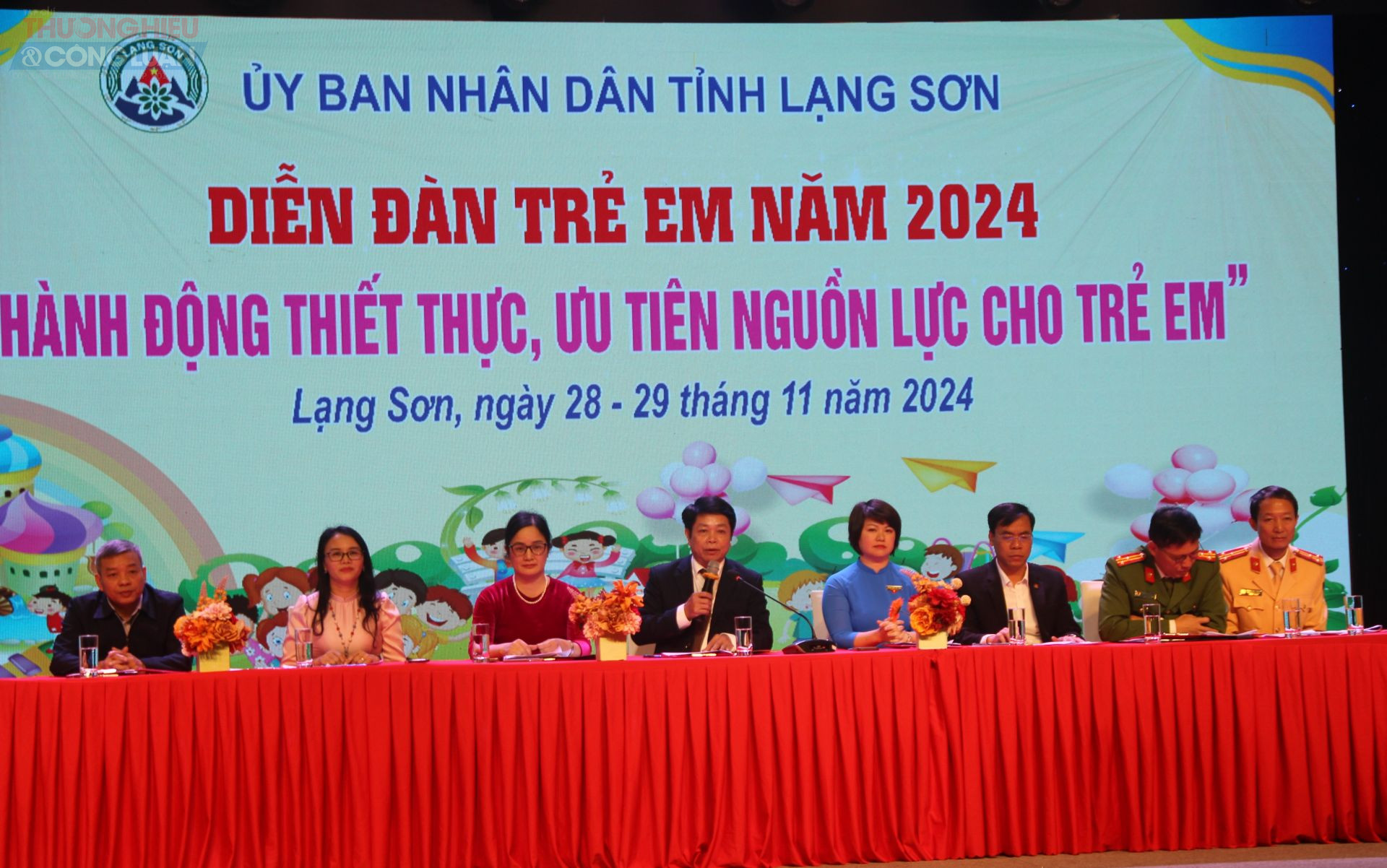 Đại diện lãnh đạo các sở, ban ngành, đoàn thể tỉnh Lạng Sơn tham gia đối thoại với trẻ em tại Diễn đàn