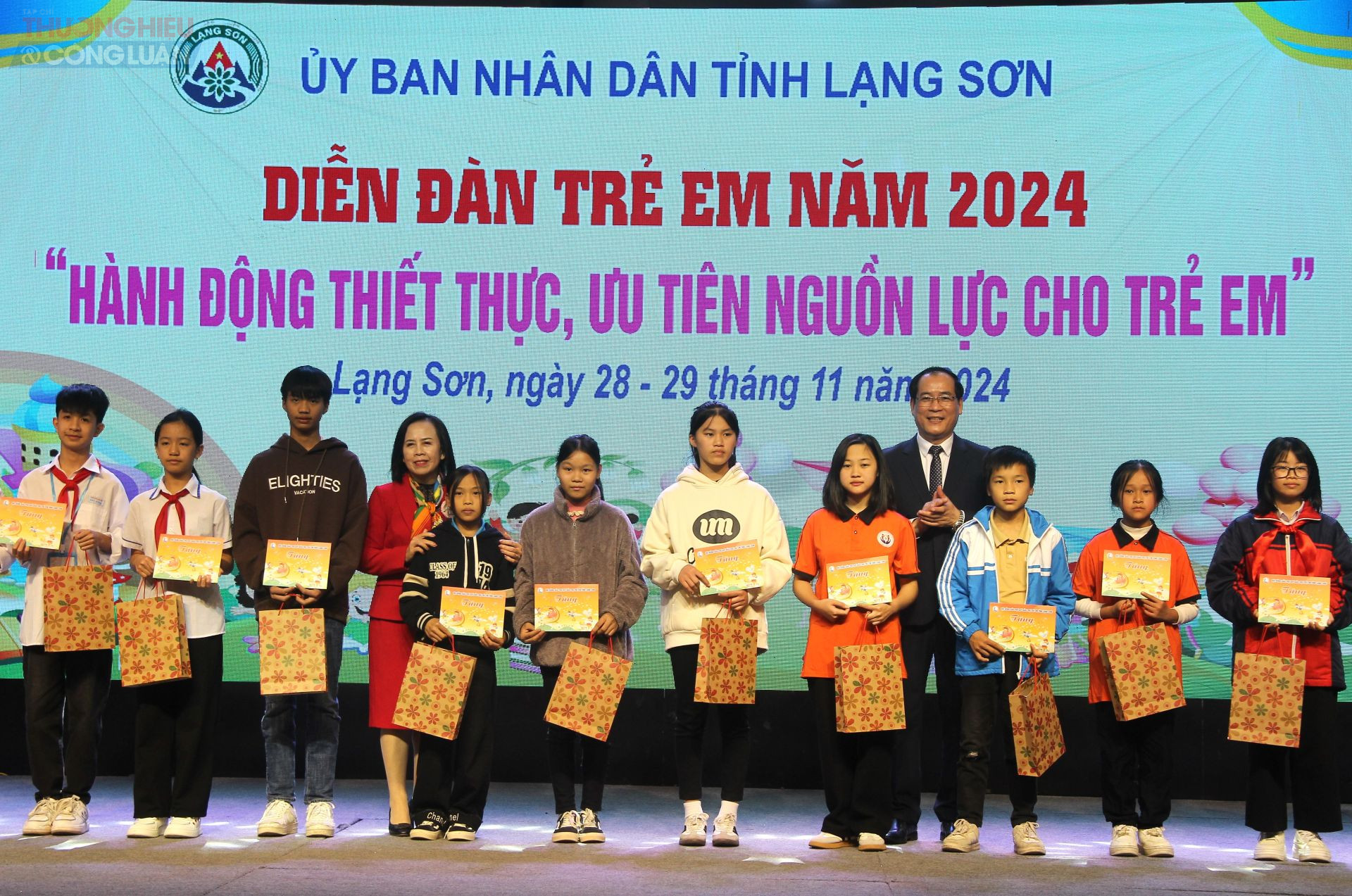 Chủ tịch HĐND tỉnh Lạng Sơn Đoàn Thị Hậu và Phó Chủ tịch Thường trực UBND tỉnh Lạng Sơn Dương Xuân Huyên tặng quà cho các trẻ em tham gia chương trình