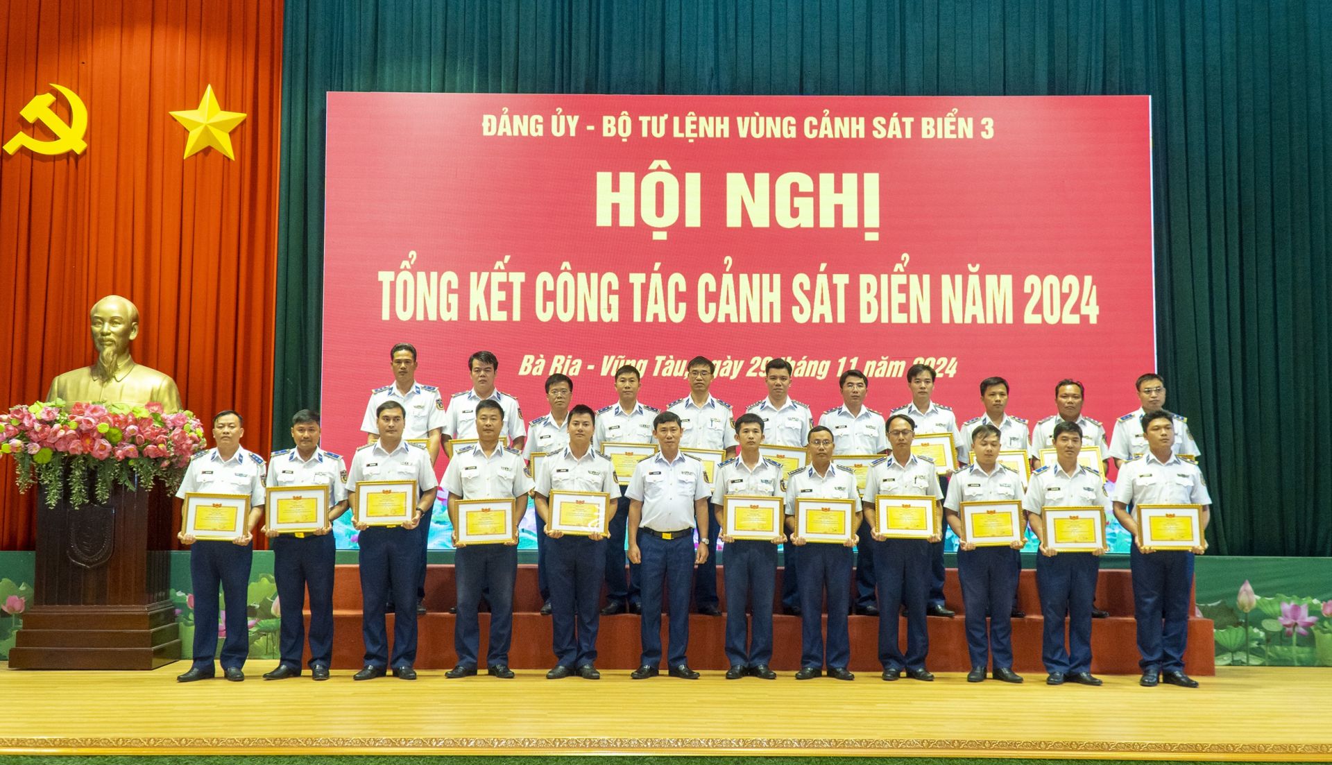 Thiếu tướng Ngô Bình Minh, Tư lệnh Vùng Cảnh sát biển 3 khen thưởng các tập thể có thành tích tiêu biểu trong phong trào Thi đua quyết thắng năm 2024.