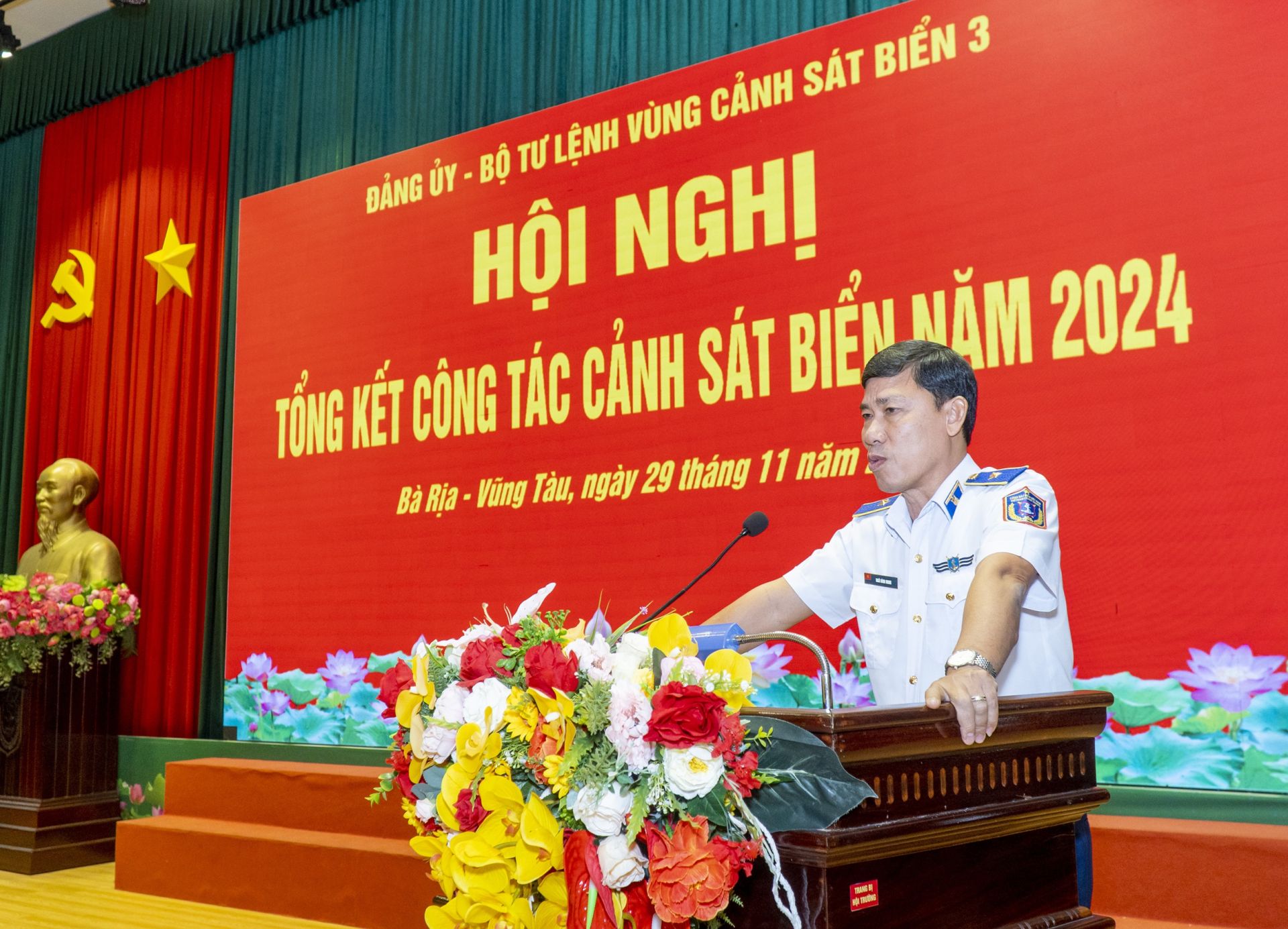 Thiếu tướng Ngô Bình Minh, Tư lệnh Vùng Cảnh sát biển 3 phát biểu tại hội nghị.