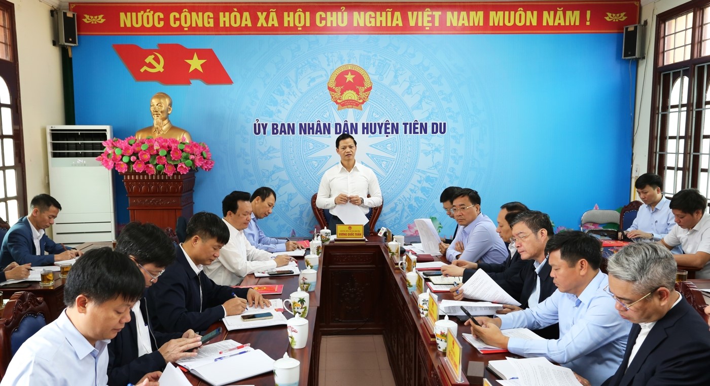 Chủ tịch UBND tỉnh Vương Quốc Tuấn phát biểu chỉ đạo tại buổi làm việc.