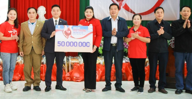 Ban Tổ chức trao biển hỗ trợ 100 suất quà tặng người dân bị ảnh hưởng bởi thiên tai huyện Quan Sơn.