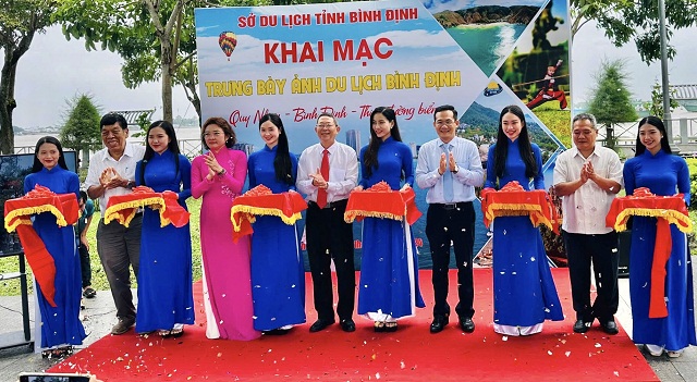 Lãnh đạo, quan khách thực hiện nghi thức cắt băng Khai mạc Triển lãm. Ảnh: Trung Thành.