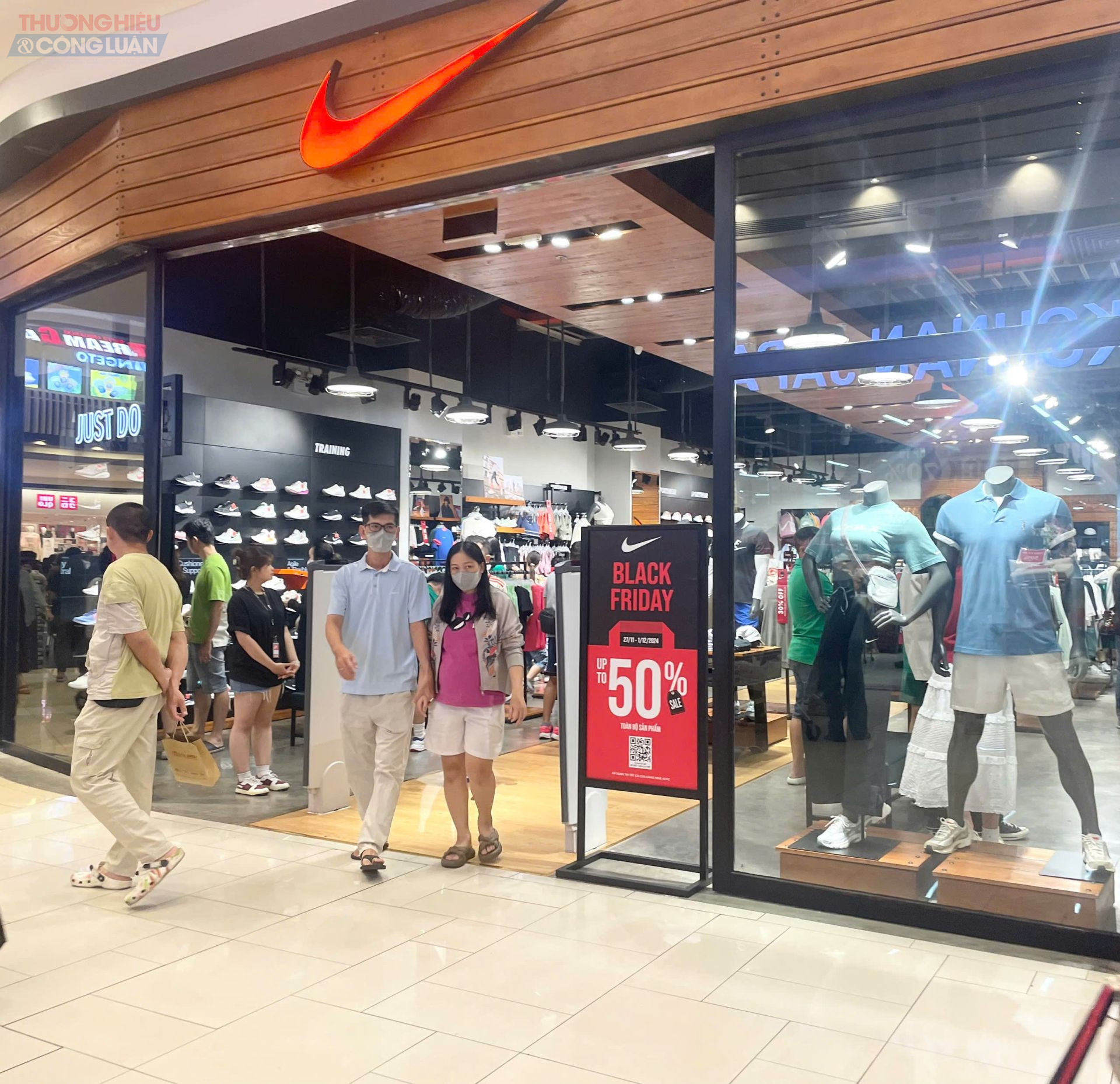 Thương hiệu Nike, Adidas kích off sale dịp Black Friday thu hút đông đảo người dân tham quan, mua sắm