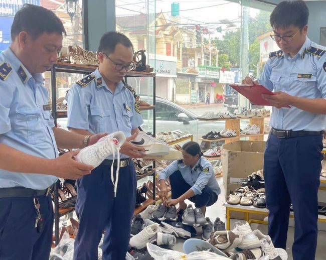 Lực lượng QLTT Hà Tĩnh kiểm tra và xử phạt một cửa hàng kinh doanh hàng giả mạo thương hiệu tại thành phố Hà Tĩnh 25 triệu đồng.