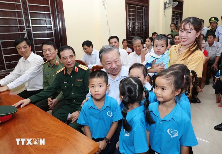 Tổng Bí thư, Chủ tịch nước Tô Lâm với trẻ em huyện đảo Cồn Cỏ trong chuyến công tác tại tỉnh Quảng Trị ngày 16/10/2024 - Ảnh: TTXVN