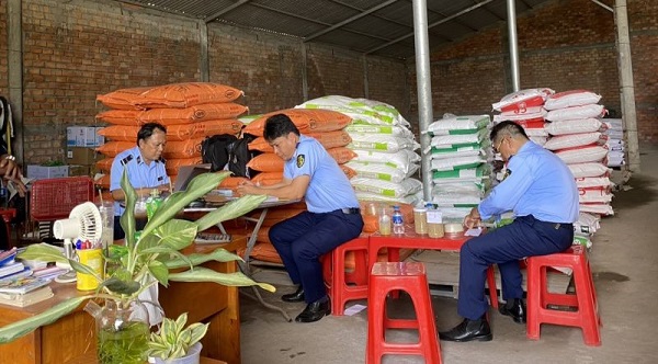 Cục Quản lý thij trường Vinh Long kiểm tra các cơ sỏ kinh doanh hàng hoá trên địa bàn