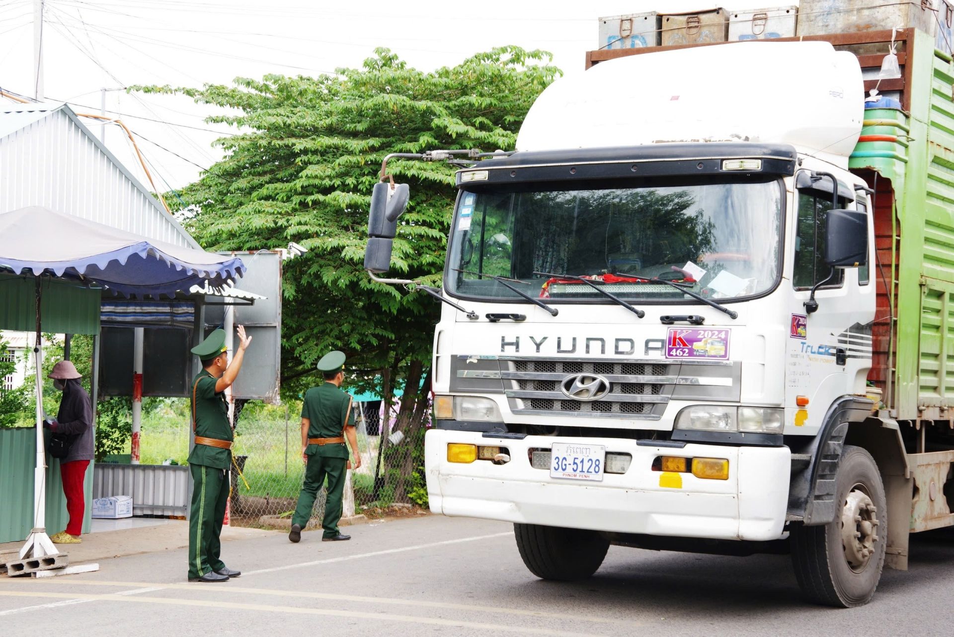 Lực lượng Bộ đội Biên phòng tỉnh An Giang chủ động phòng, chống buôn lậu, hàng giả và gian lận thương mại dịp cuối năm