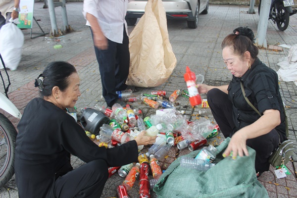 Nhiều vỏ lon bia, chai, lọ nhựa bỏ đi được bà con gom lại mang đến điểm đổi quà