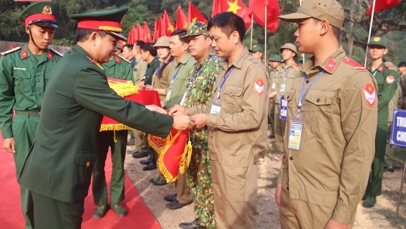 Ban tổ chức trao cờ lưu niệm cho các đơn vị tham gia hội thi.