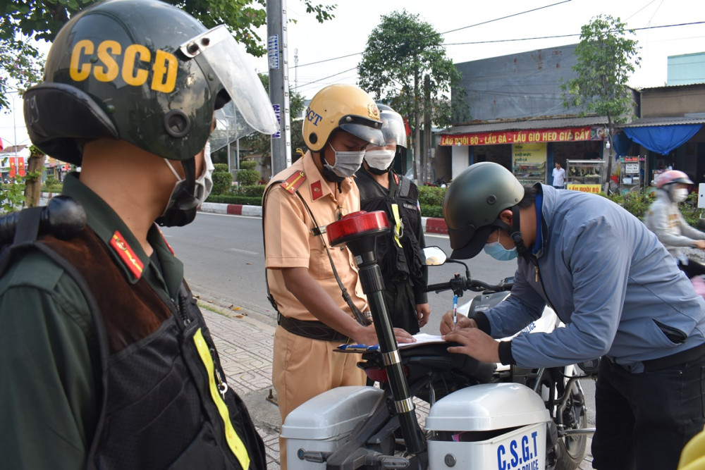 Lực lượng công an tuần tra, kiểm soát, xử lý vi phạm trật tự, an toàn giao thông (Ảnh: Lê Đức)