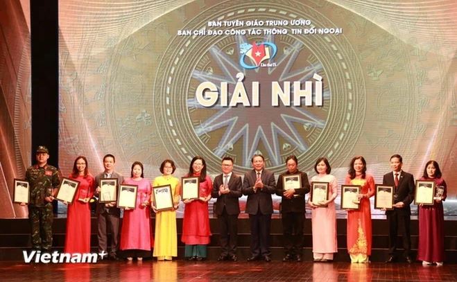 Nhà báo Nguyễn Lê Hương (áo vàng, Báo Việt Nam News - Thông tấn xã Việt Nam) nhận Giải Nhì năm 2023.