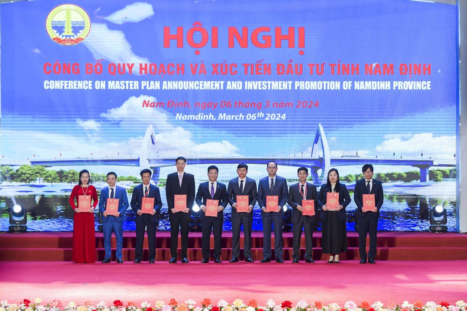 Các nhà đầu tư nhận Biên bản ghi nhớ triển khai thực hiện các dự án xây dựng hạ tầng các KCN của tỉnh Nam Định