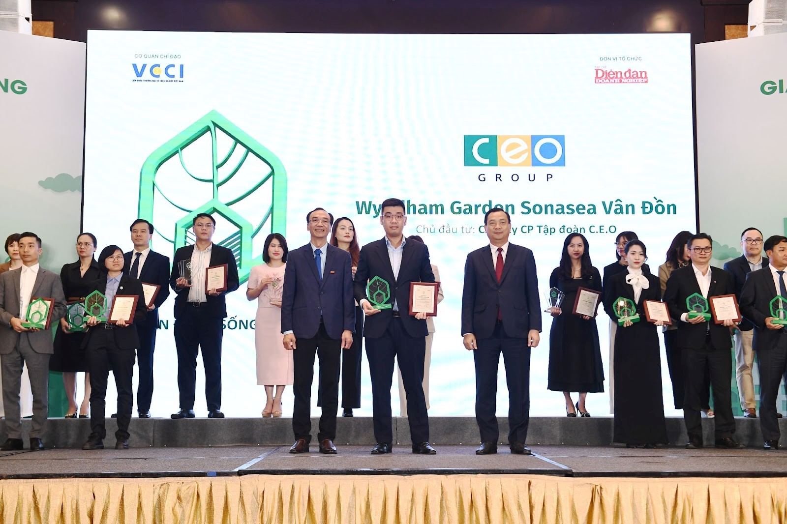 Đại diện Tập đoàn CEO nhận chứng nhận “Khu nghỉ dưỡng được yêu thích nhất 2024” cho Wyndham Garden Sonasea Vân Đồn.