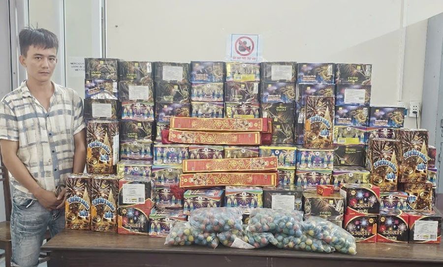 Bắt giữ đối tượng mua bán hơn 213 kg pháo