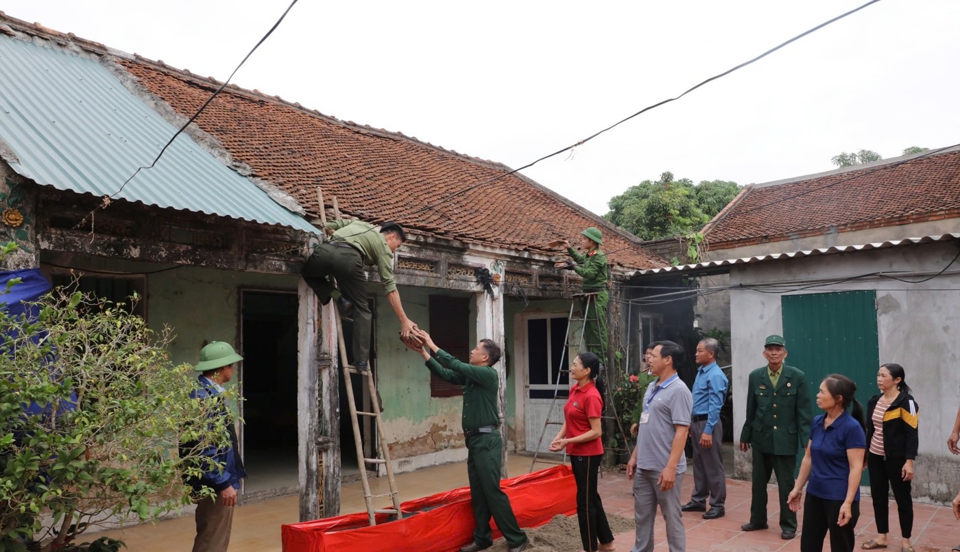 Các lực lượng vũ trang, tổ chức chính trị, đoàn thể, nhân dân và người thân ông Cao Sỹ Thành đóng góp ngày công, tham gia tháo dỡ, xây dựng nhà ở.