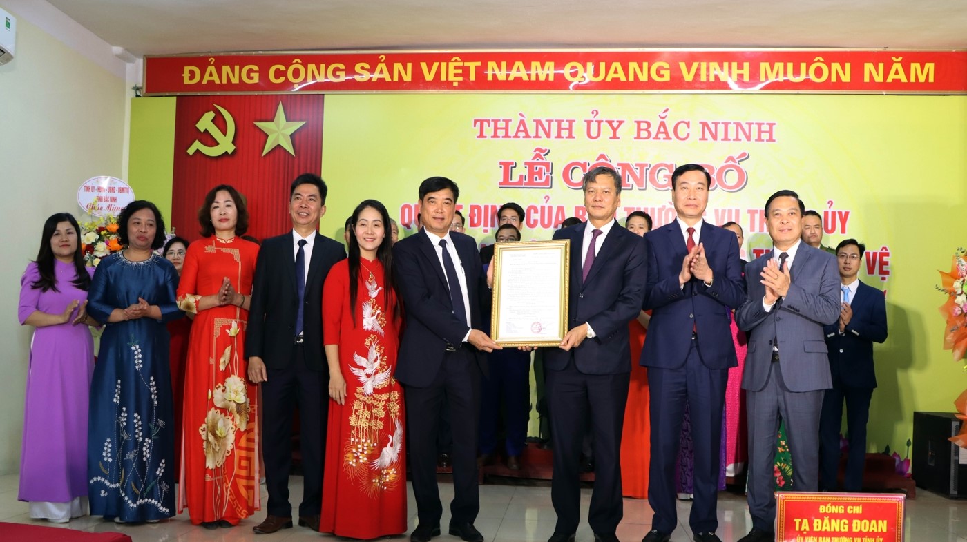 Lãnh đạo thành phố Bắc Ninh trao Quyết định về việc thành lập Đảng bộ phường Tiền Ninh Vệ.