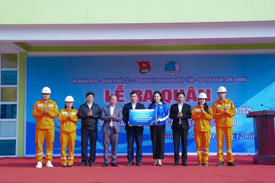 Đồng chí Trịnh Thị Kim Ngân - Bí thư Đoàn thanh niên, Phó ban Truyền thông EVNNPC trao tặng công trình “Thắp sáng đường quê” cho đồng chí Vũ Xuân Hà - Bí thư Đảng ủy xã Đông Lợi, huyện Sơn Dương