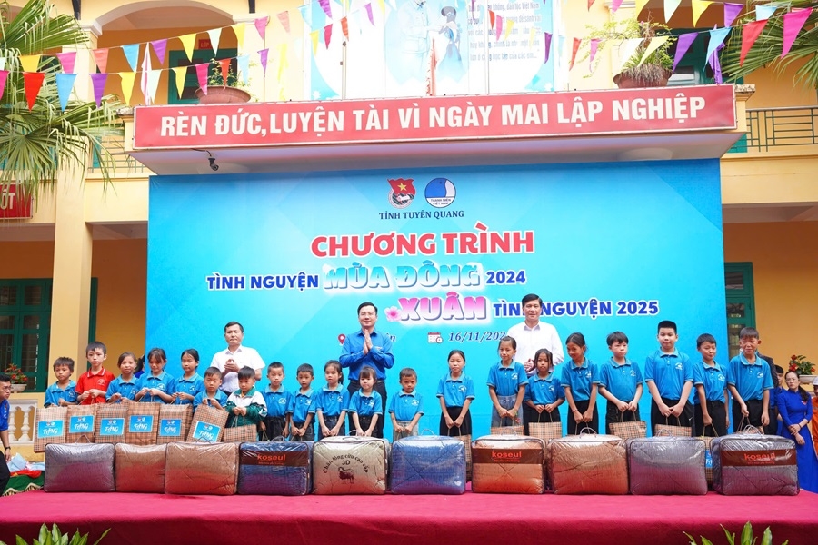 Đoàn thanh niên EVNNPC, Đoàn thanh niên PC Tuyên Quang Tặng 50 chăn ấm mùa đông cho các em học sinh nội trú tại các điểm trường trên địa bàn xã Yên Lâm, huyện Hàm Yên