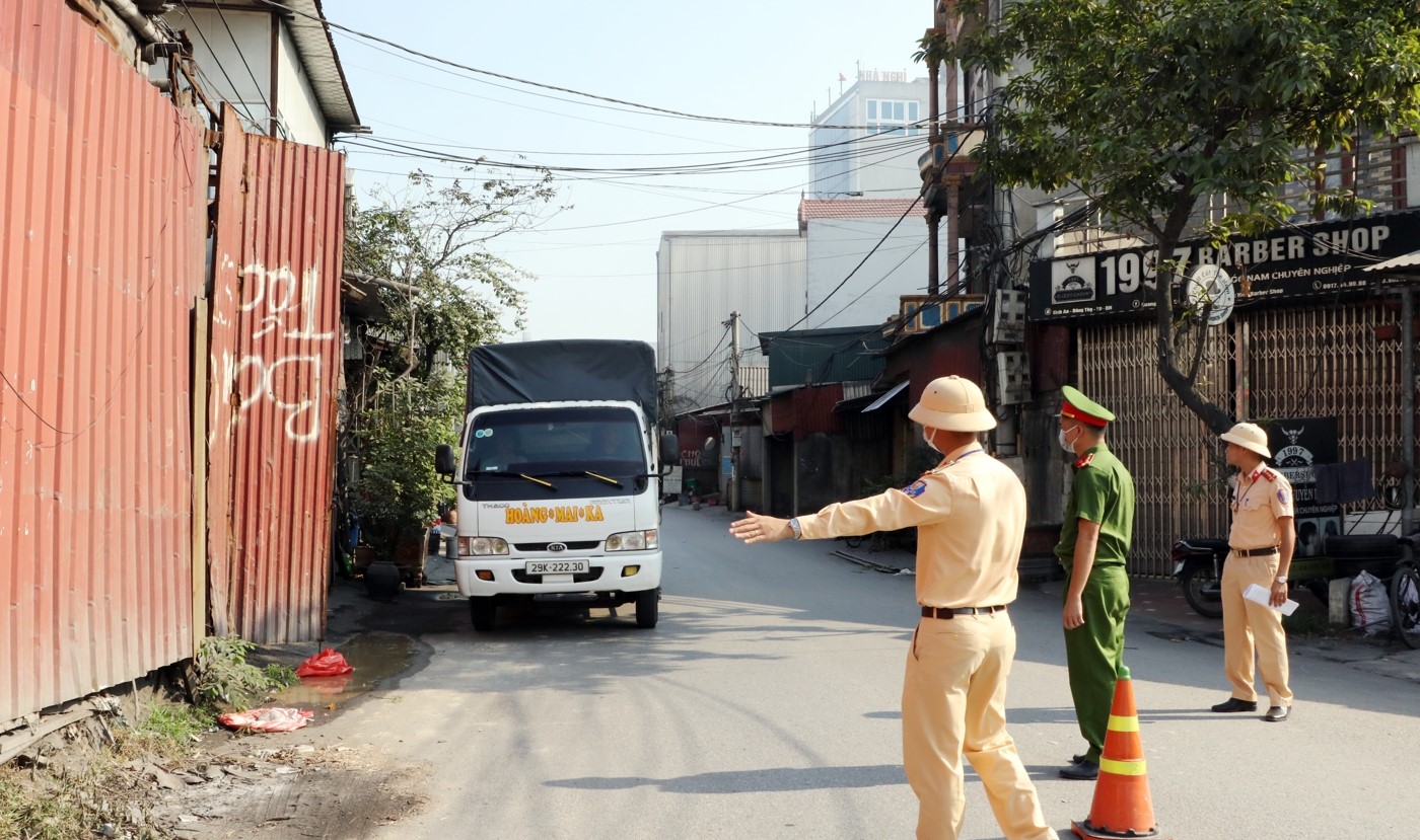 Duy trì các Tổ chốt chặn để kiểm soát chặt chẽ các phương tiện vận chuyển nguyên liệu, hàng hóa ra vào CCN làng nghề Mẫn Xá.