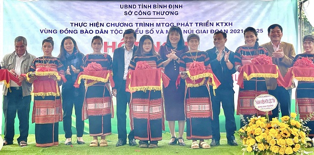 Đại biểu lãnh đạo, quan khách thực hiện nghi thức cắt băng khai trương Điểm trưng bày, quảng bá, kết nối tiêu thụ sản phẩm. Ảnh: H.V.Thìn