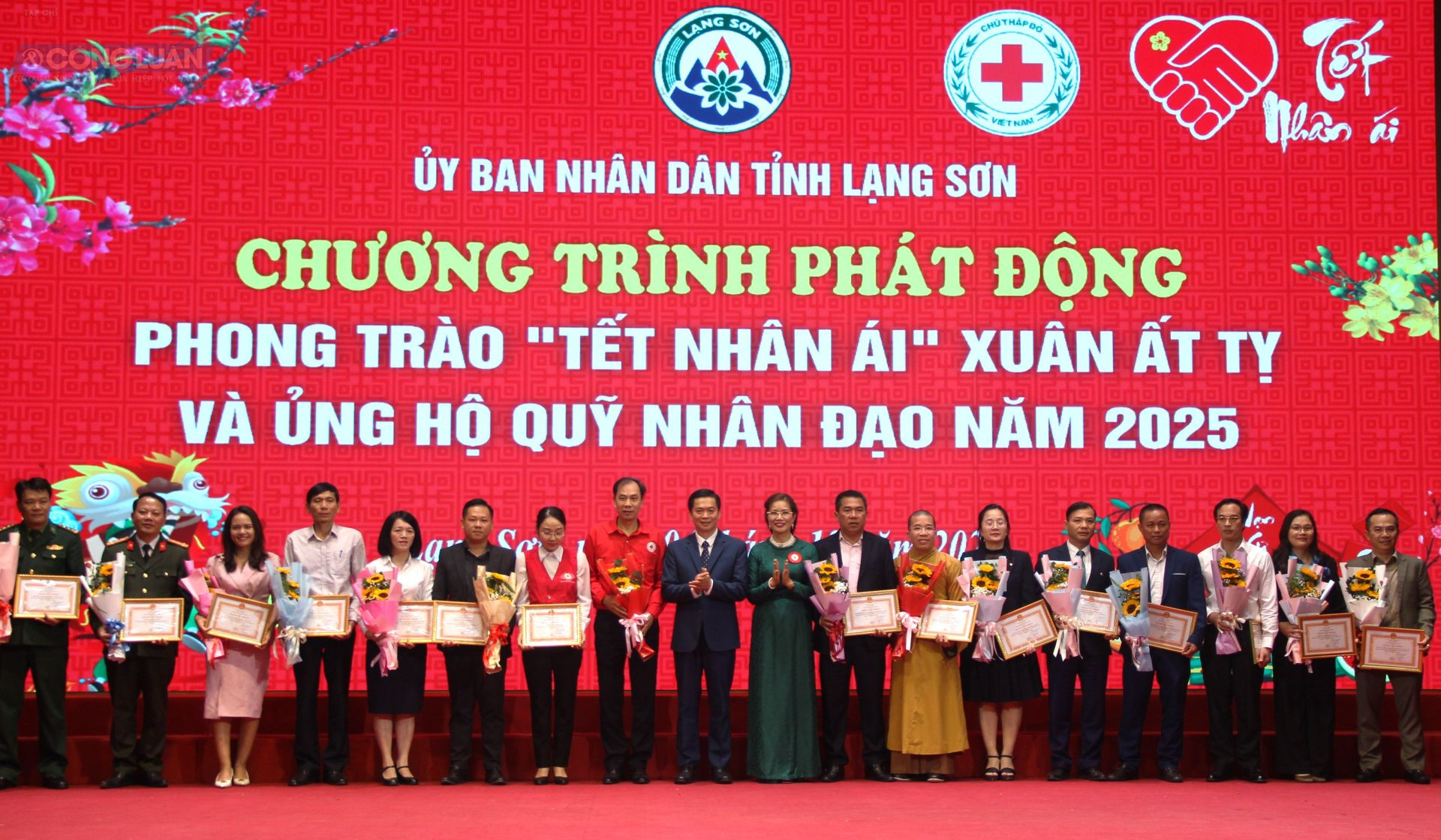 Các cơ quan, đơn vị, doanh nghiệp tham gia ủng hộ phong trào Tết Nhân ái Xuân Ất Tỵ được trao hoa, giấy chứng nhận tại chương trình