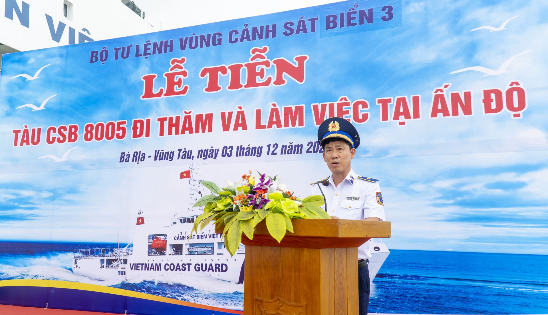 Thiếu tướng Ngô Bình Minh, Tư lệnh Vùng Cảnh sát biển 3 giao nhiệm vụ cho đoàn công tác tại lễ tiễn tàu.