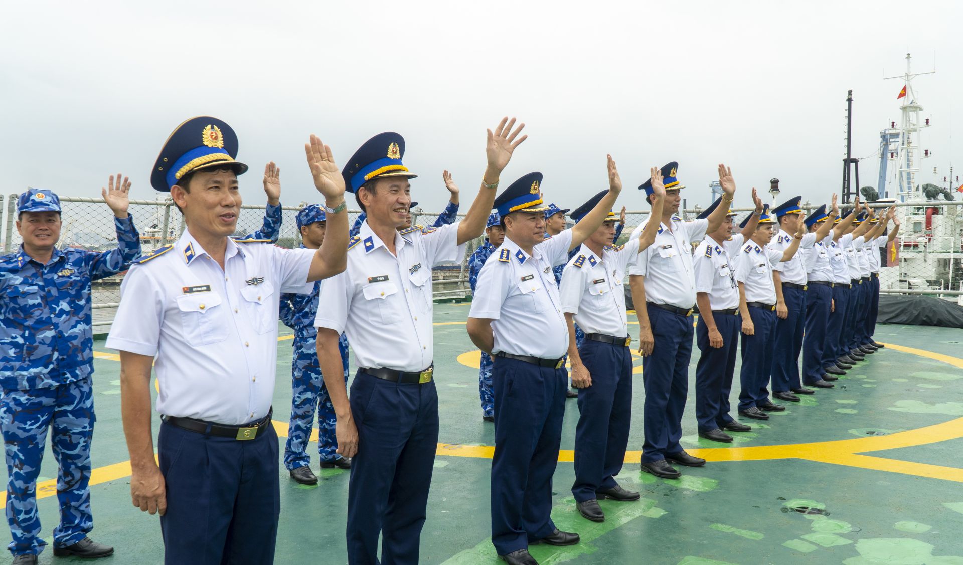 Thủ trưởng BTL Vùng CSB 3 và thủ trưởng các cơ quan đơn vị chào tiễn tàu rời bến lên đường thăm và làm việc tại Ấn độ