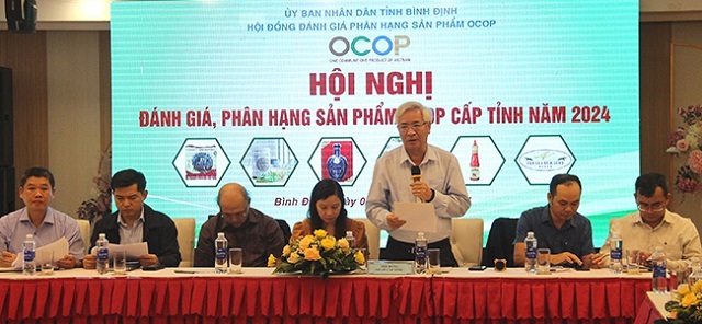 ng Hồ Đắc Chương (người đứng)thay mặt Hội đồng đánh giá, phân hạng sản phẩm OCOP cấp tỉnh năm 2024 phát biểu tại Hội nghị. Ảnh:L-Muội