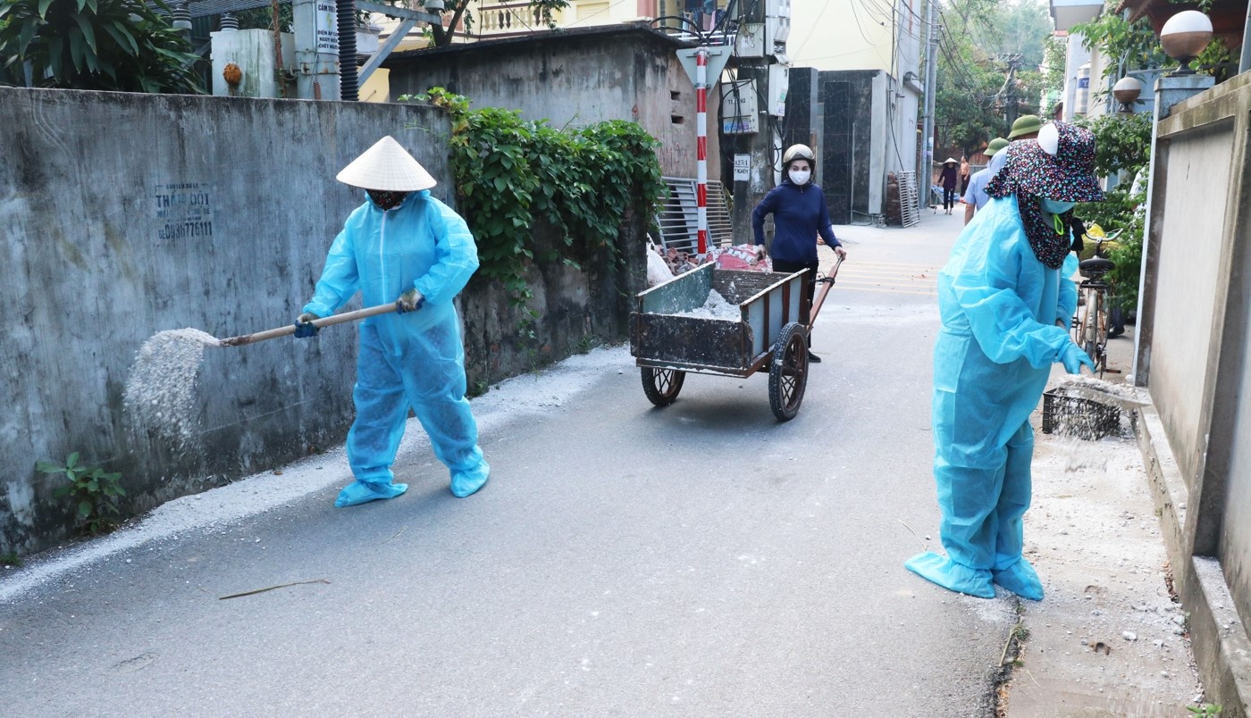 Thực hiện khử trùng tiêu độc môi trường chăn nuôi, nơi công cộng trên địa bàn xã Phật Tích, huyện Tiên Du.