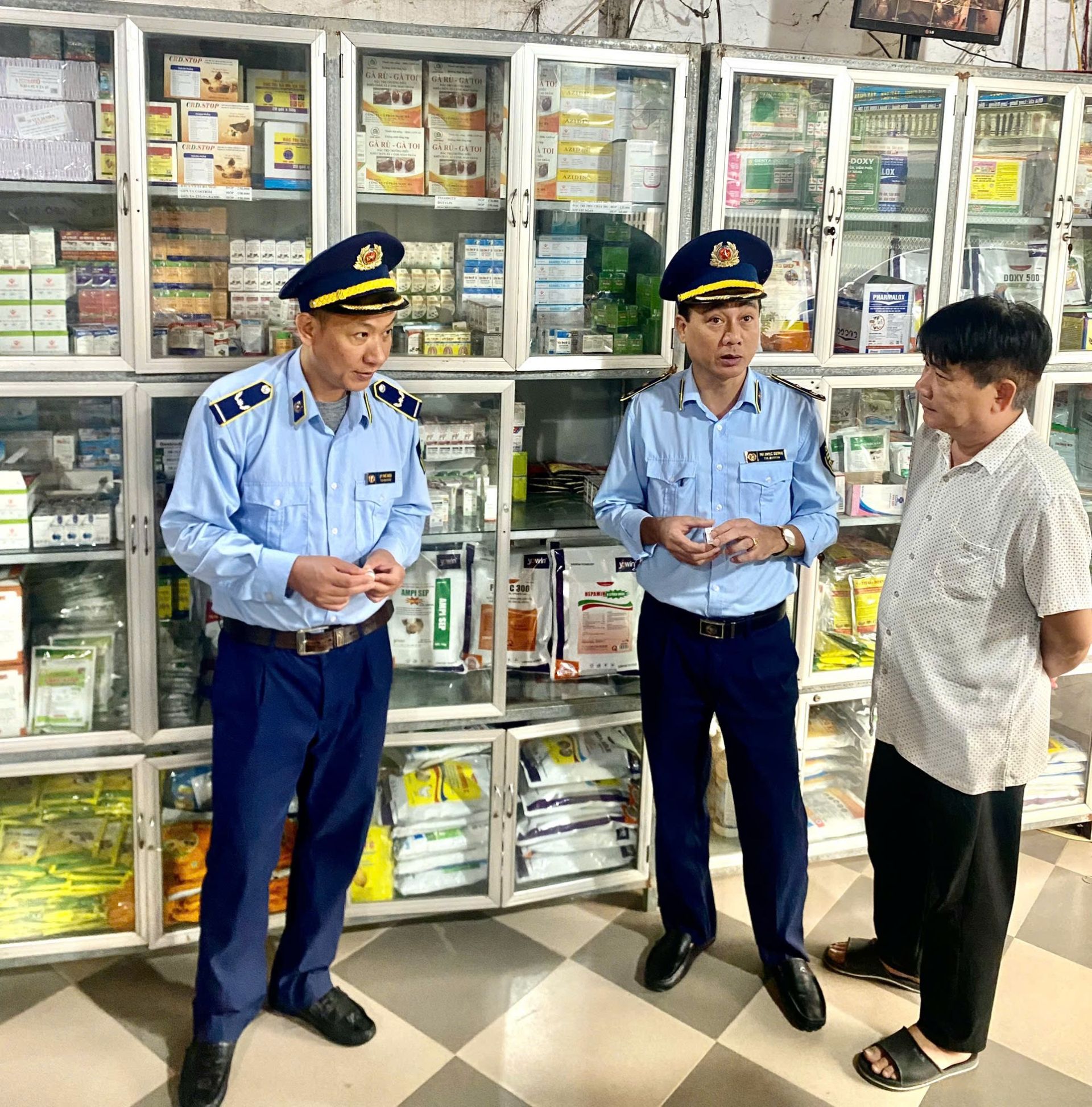 Lực lượng quản lý thị trường Lạng Sơn kiểm tra hàng hóa Lực lượng quản lý thị trường Lạng Sơn kiểm tra hàng hóa