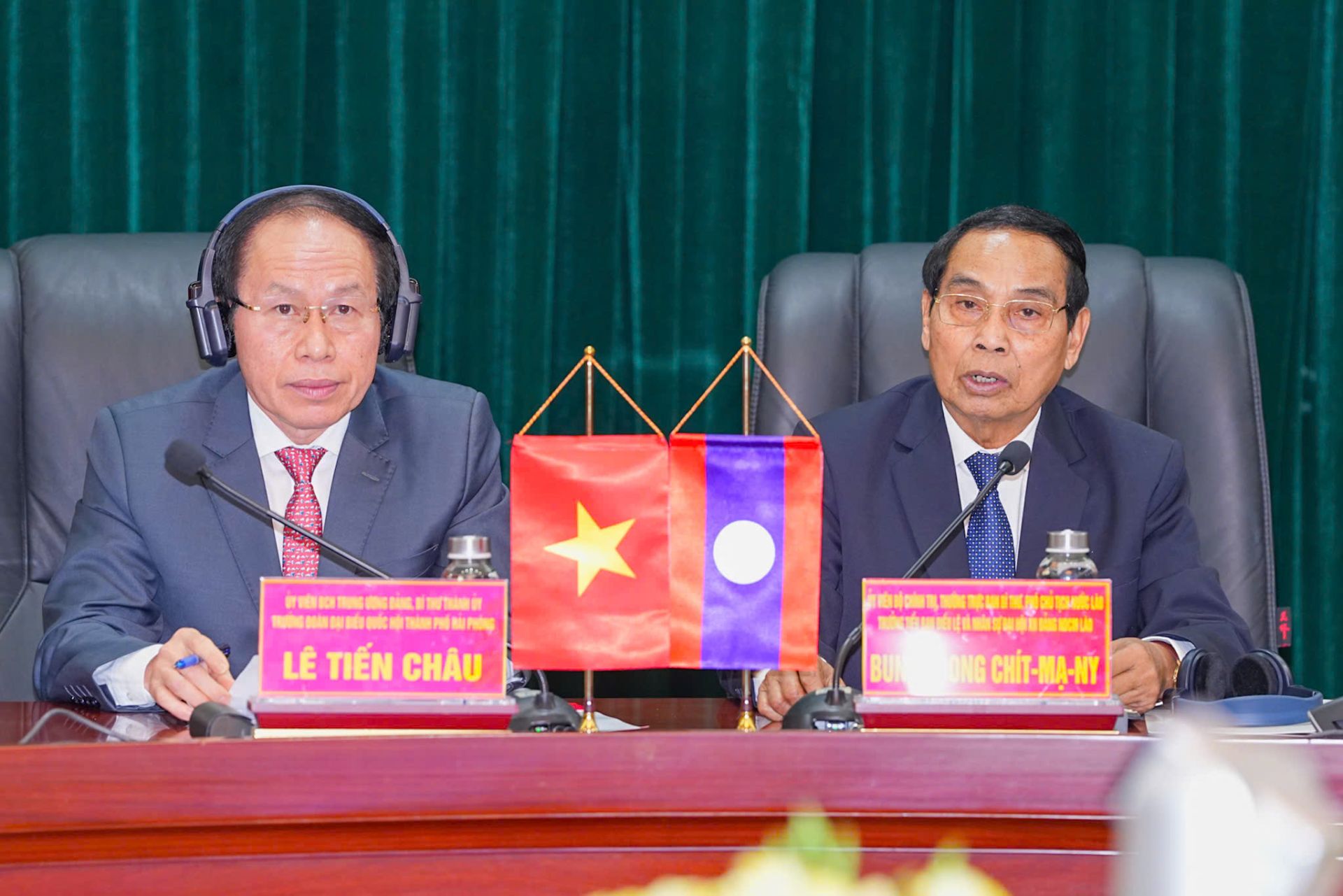 Đồng chí Bun-thoong Chít-mạ-ny, Phó Chủ tịch nước Lào cho rằng chuyến thăm lần này là cơ hội tốt để các thành viên trong Đoàn học tập kinh nghiệm trên các lĩnh vực của Hải Phòng cũng như thắt chặt hơn mối quan hệ hữu nghị giữa hai bên.