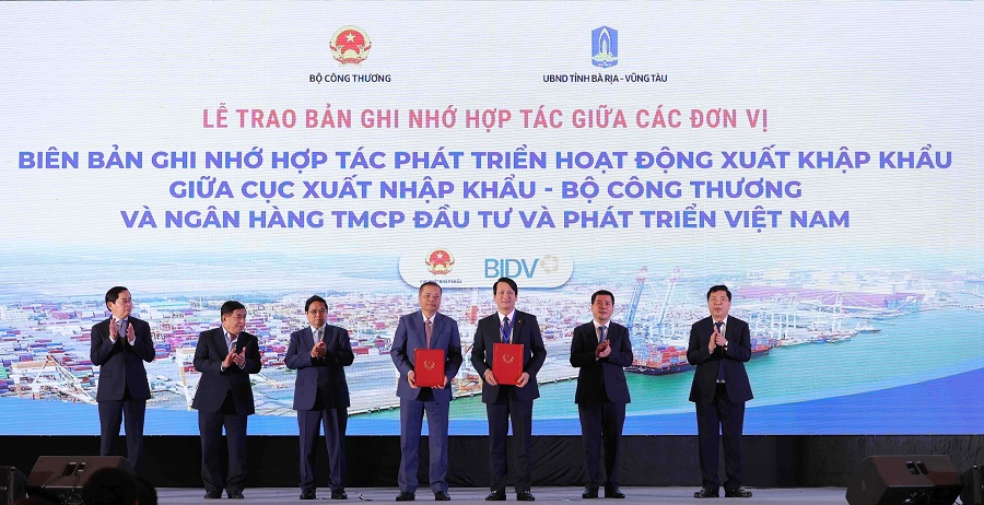 Ông Trần Long - Phó Tổng Giám đốc BIDV và ông Nguyễn Anh Sơn - Cục trưởng Cục Xuất nhập khẩu - trao biên bản ghi nhớ hợp tác Ông Trần Long - Phó Tổng Giám đốc BIDV và ông Nguyễn Anh Sơn - Cục trưởng Cục Xuất nhập khẩu - trao biên bản ghi nhớ hợp tác