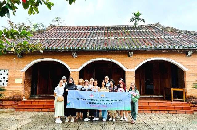 Đoàn famtrip Úc khảo sát tại làng cổ Lộc Yên.