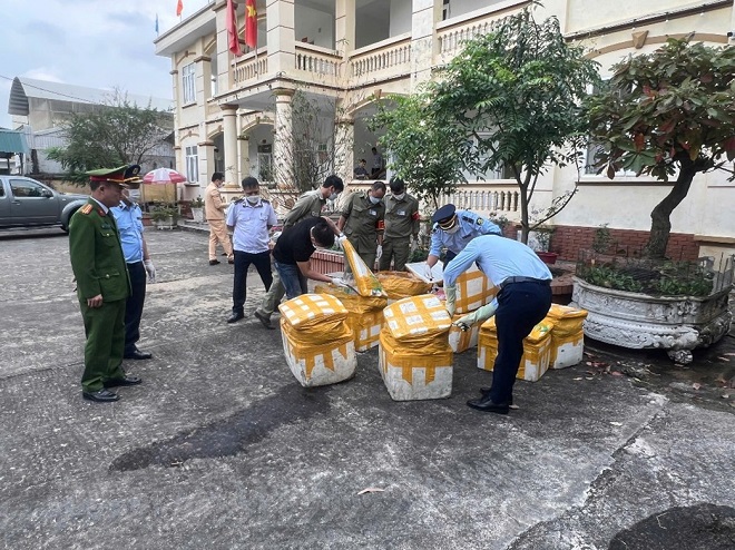 Lực lượng chức năng kiểm tra số hàng hóa trên xe