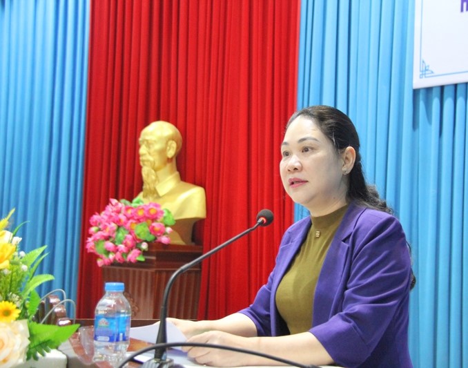 Thứ trưởng, Phó Chủ nhiệm Ủy ban Dân tộc Nông Thị Hà phát biểu khai mạc hội nghị tập huấn.