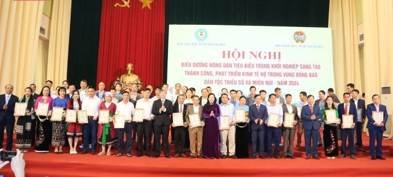 Phạm Thị Thanh Thủy, Ủy viên Ban Thường vụ, Trưởng Ban Dân vận Tỉnh ủy, Chủ tịch MTTQ tỉnh và các đồng chí lãnh đạo Ban Dân tộc, Hội Nông dân tỉnh chụp ảnh lưu niệm cùng 50 gương nông dân tiêu biểu. Phạm Thị Thanh Thủy, Ủy viên Ban Thường vụ, Trưởng Ban Dân vận Tỉnh ủy, Chủ tịch MTTQ tỉnh và các đồng chí lãnh đạo Ban Dân tộc, Hội Nông dân tỉnh chụp ảnh lưu niệm cùng 50 gương nông dân tiêu biểu.