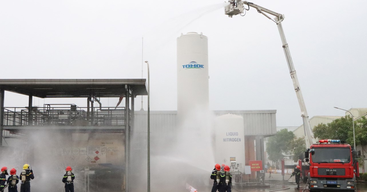 Lực lượng Cảnh sát Phòng cháy chữa cháy và cứu nạn cứu hộ (Công an tỉnh) phun nước dập khí độc. Lực lượng Cảnh sát Phòng cháy chữa cháy và cứu nạn cứu hộ (Công an tỉnh) phun nước dập khí độc.