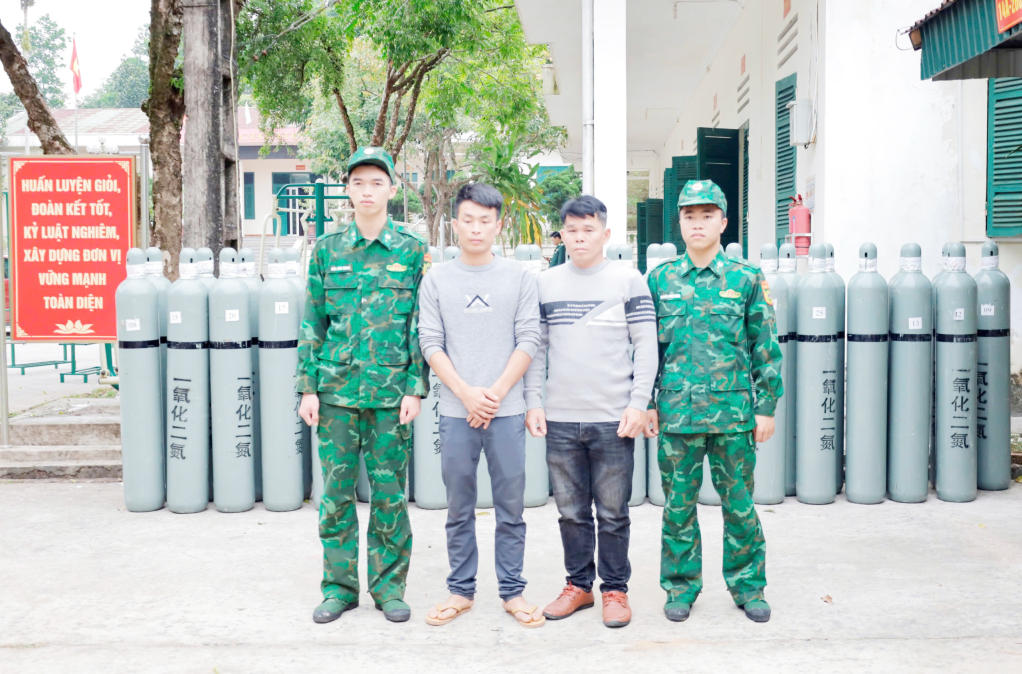 Các đối tượng và tang vật bị Đồn BP Bắc Sơn bắt giữ. Các đối tượng và tang vật bị Đồn BP Bắc Sơn bắt giữ.